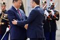 Heimsókn Emmanuel Macron tekur á móti Xi Jinping í París í gær.