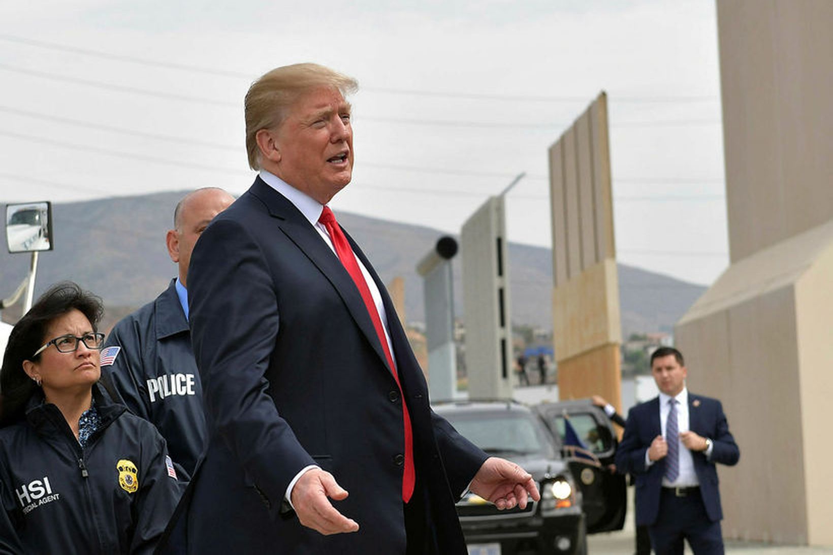 Donald Trump Bandaríkjaforseti skoðar hér líkan af múr í San …