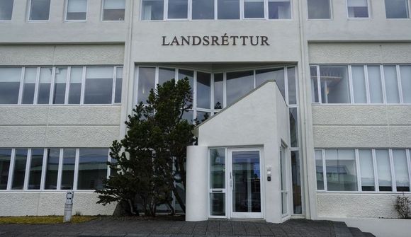 Dómari óskar eftir launuðu leyfi