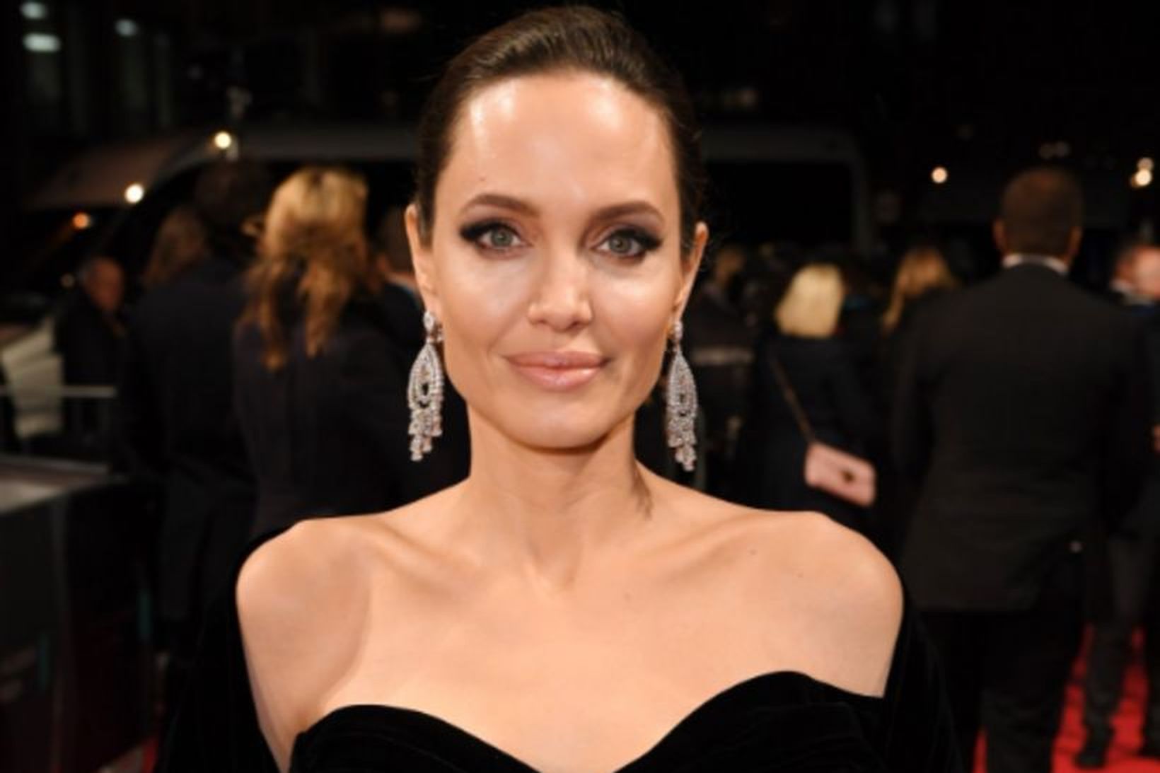 Angelina Jolie og flestar stjörnur kvöldsins mættu í svörtu.