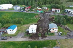 Aurskriðan féll á tvö hús í Varmahlíð. Níu hús voru rýmd.