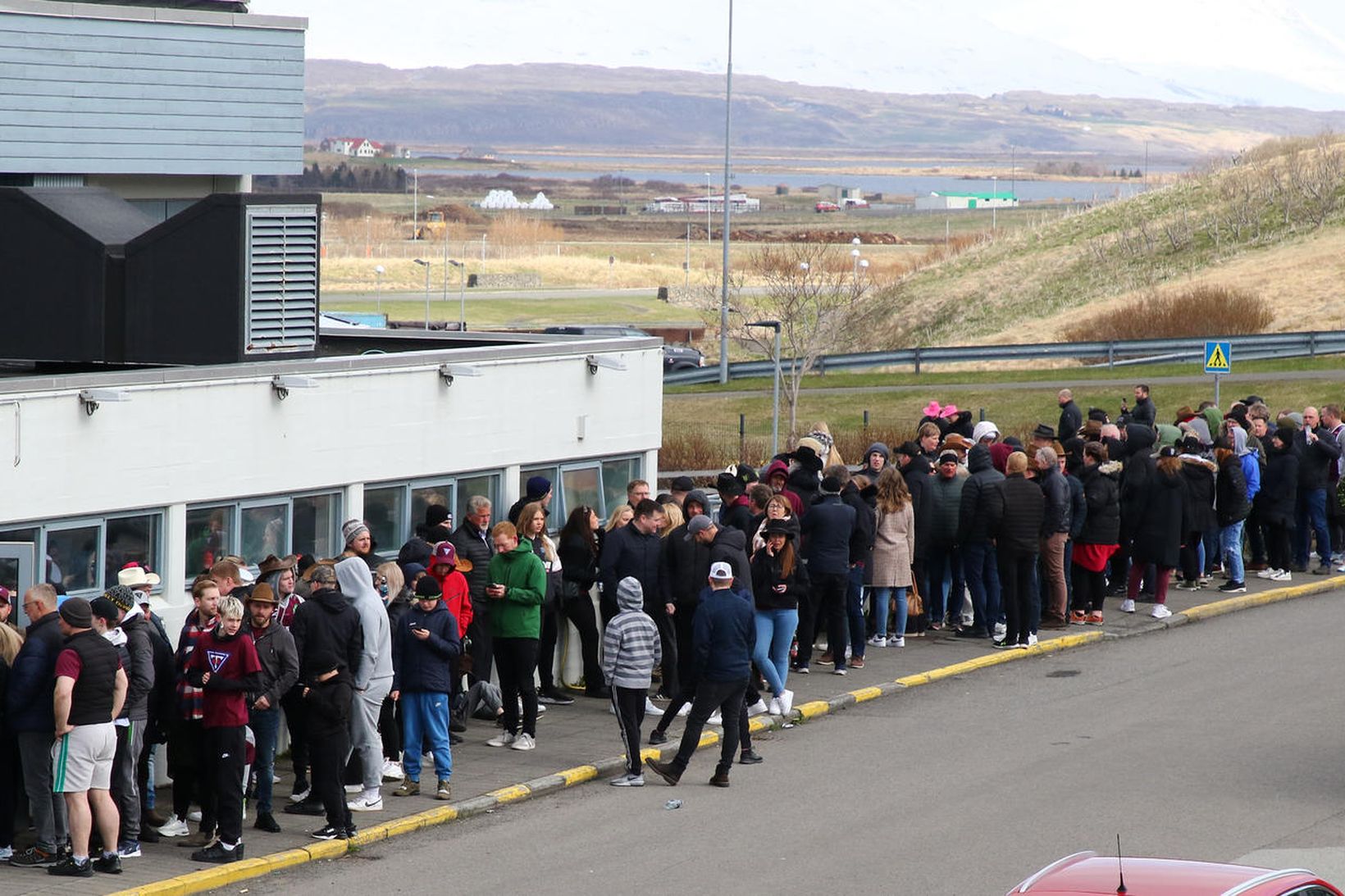 Fjöldi fólks var mættur fyrir utan íþróttahúsið á Sauðárkróki klukkan …