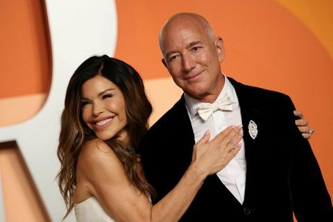Stofnandi Amazon Jeff Bezos og unnusta hans Lauren Sánchez þegar þau mættu til Vanity Fair …