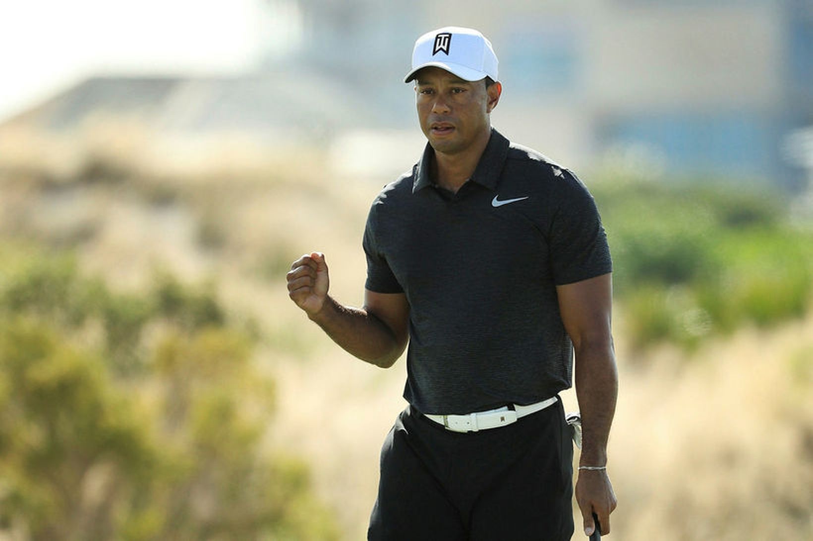Tiger Woods fagnar fugli í kvöld.