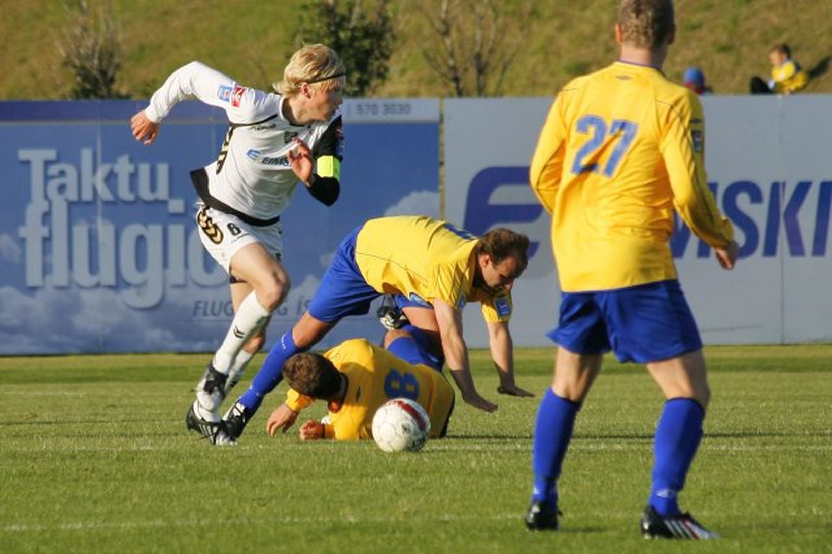 Andri Ólafsson, fyrirliði ÍBV, snýr á tvo leikmenn Grindavíkur sem …