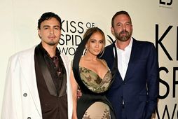 Jennifer Lopez og Ben Affleck á frumsýningu kvikmyndarinnar Kiss of the Spider Woman. Með þeim …