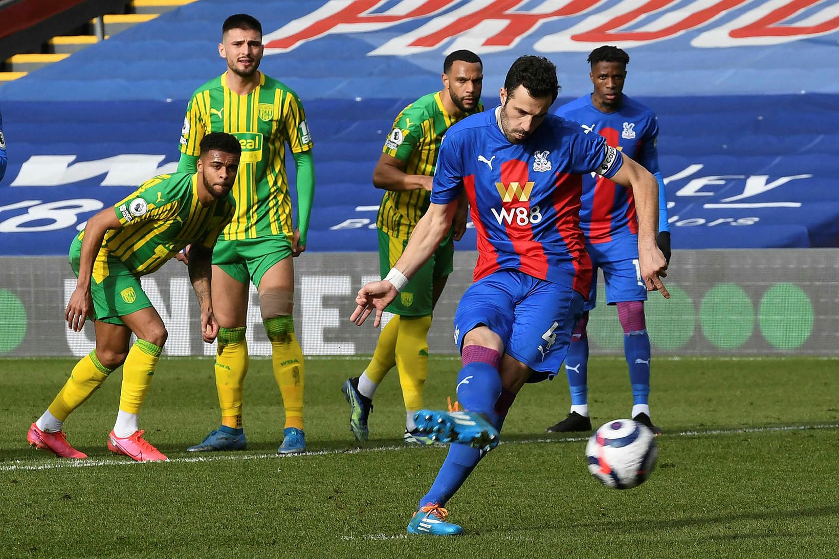 Luka Milivojevic skorar hér sigurmarkið á Selhurst Park í dag.