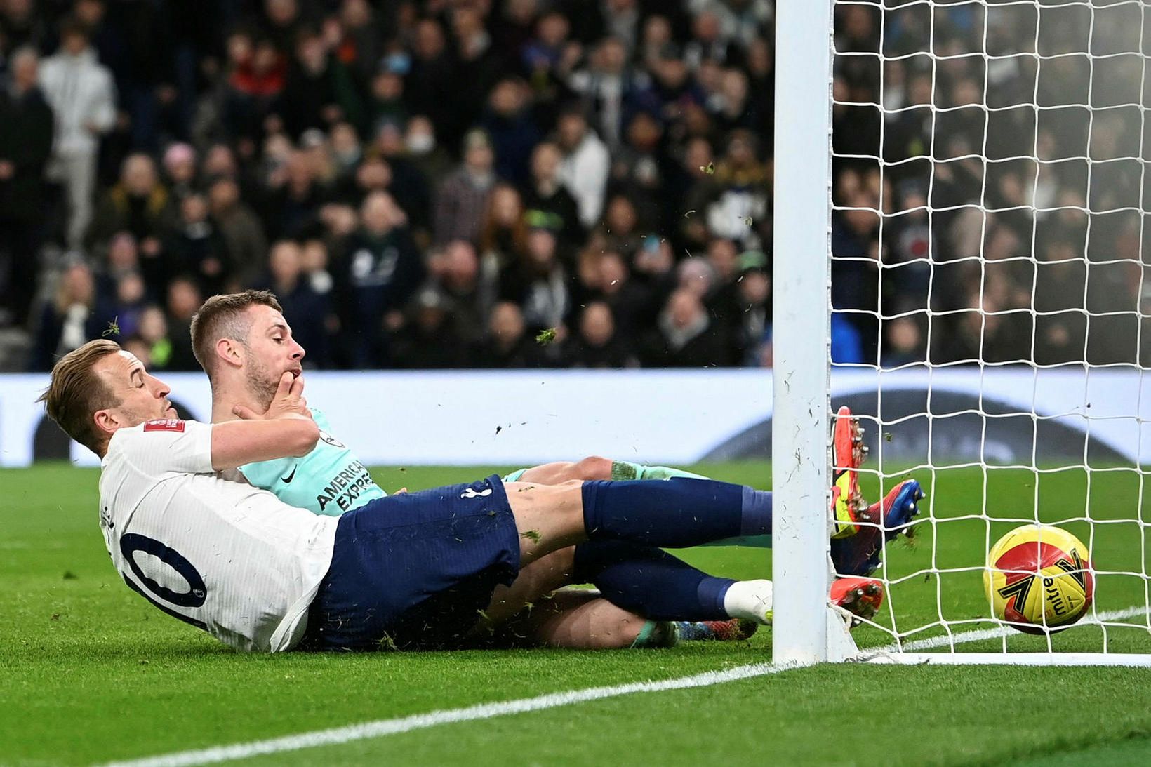 Harry Kane skorar annað markið sitt.