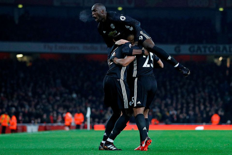 Leikmenn Manchester United fagna marki Antonio Valencia gegn Arsenal í dag.