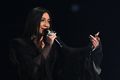 Ísraelska söngkonan Yuval Raphael lifði af grimmdarlega árás Hamas á tónlistarhátíð í Ísrael í októbermánuði 2023. Hún mætti fjandskap í Eurovision.