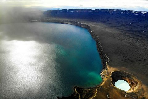 Horft til vesturs yfir Öskjuvatn og Víti. Landris mælist stöðugt við eldstöðina og hefur gert …