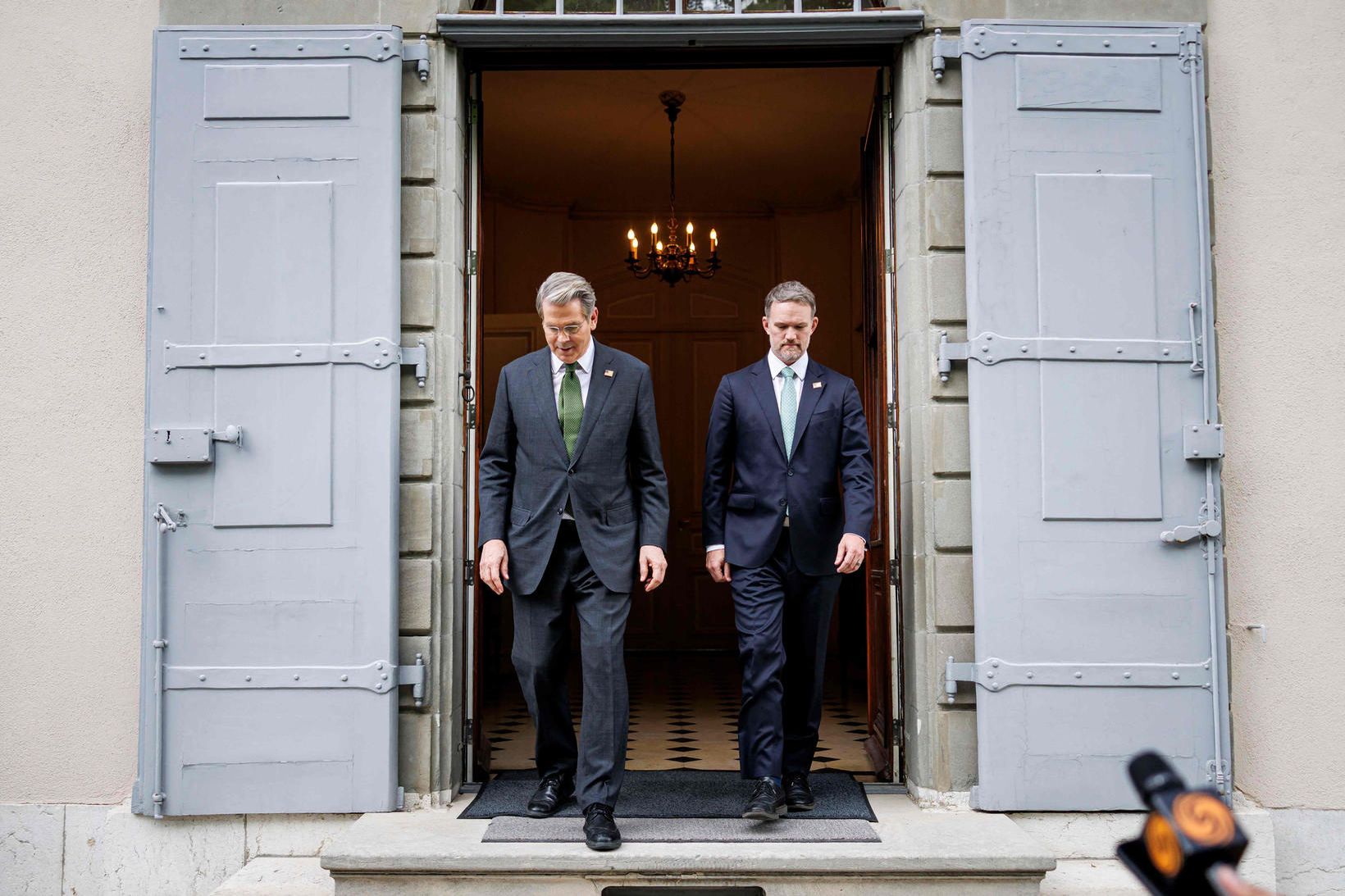 Scott Bessent, fjármálaráðherra Bandaríkjanna, og Jamieson Greer viðskiptaráðherra, ganga út …