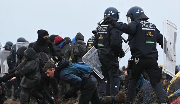 Um 70 lögreglumenn særðir eftir mótmæli