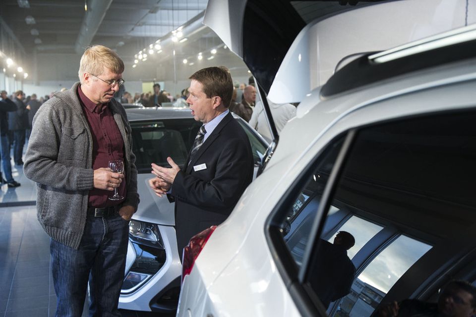 Benedikt Eyjólfsson, Benni, ræðir við gesti á Opel-sýningunni.