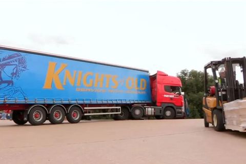 KNP var blómlegt flutningafyrirtæki, tæplega 160 ára gamalt, með 500 vörubifreiðar undir merkinu Knights of …
