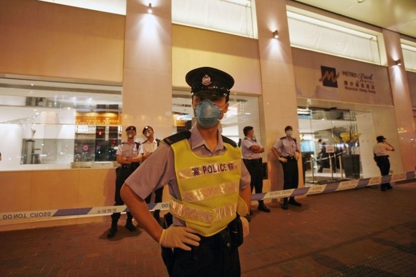 Lögreglumenn í Hong Kong á verði við inngang hótels sem …