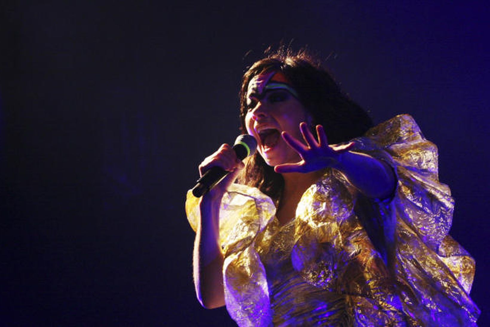 Björk á tónleikum utan við óperuhúsið í Sydney.