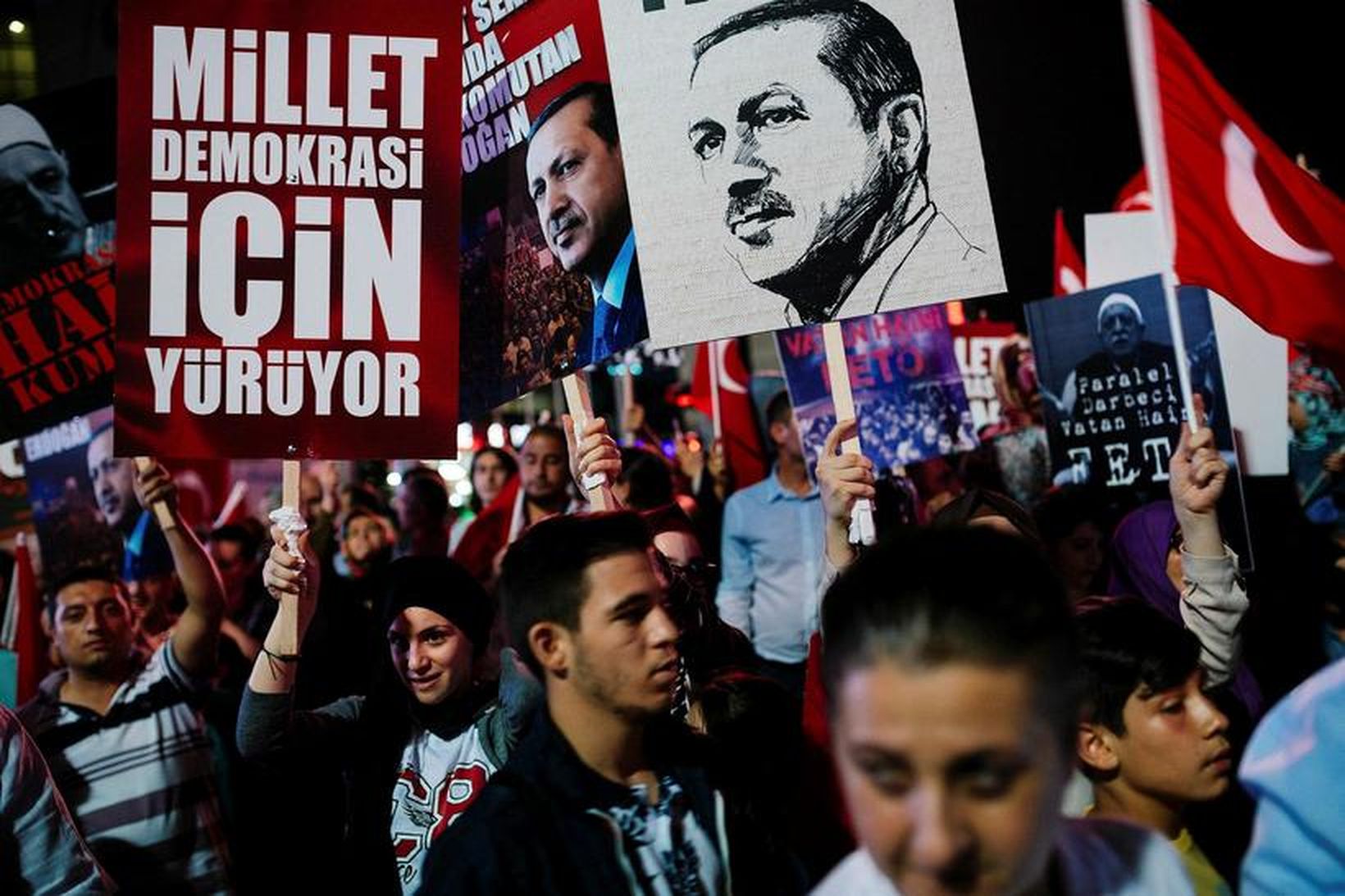 Stuðningsmenn Recep Tayyip Erdogans, forseta Tyrklands, á Kizilay-torginu í Ankara.