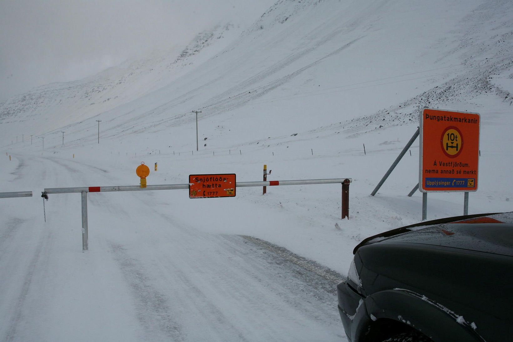 Vegurinn um Raknadalshlíð í Patreksfirði er lokaður og sömuleiðis Kleifaheiðin. …