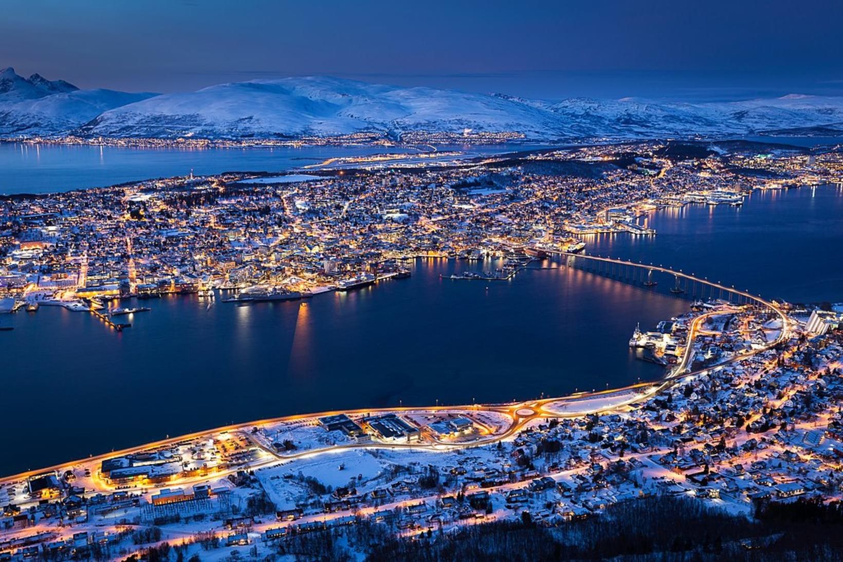 Tromsø í fylkinu Troms í Norður-Noregi. Þrjár mæðgnanna fjögurra sem …