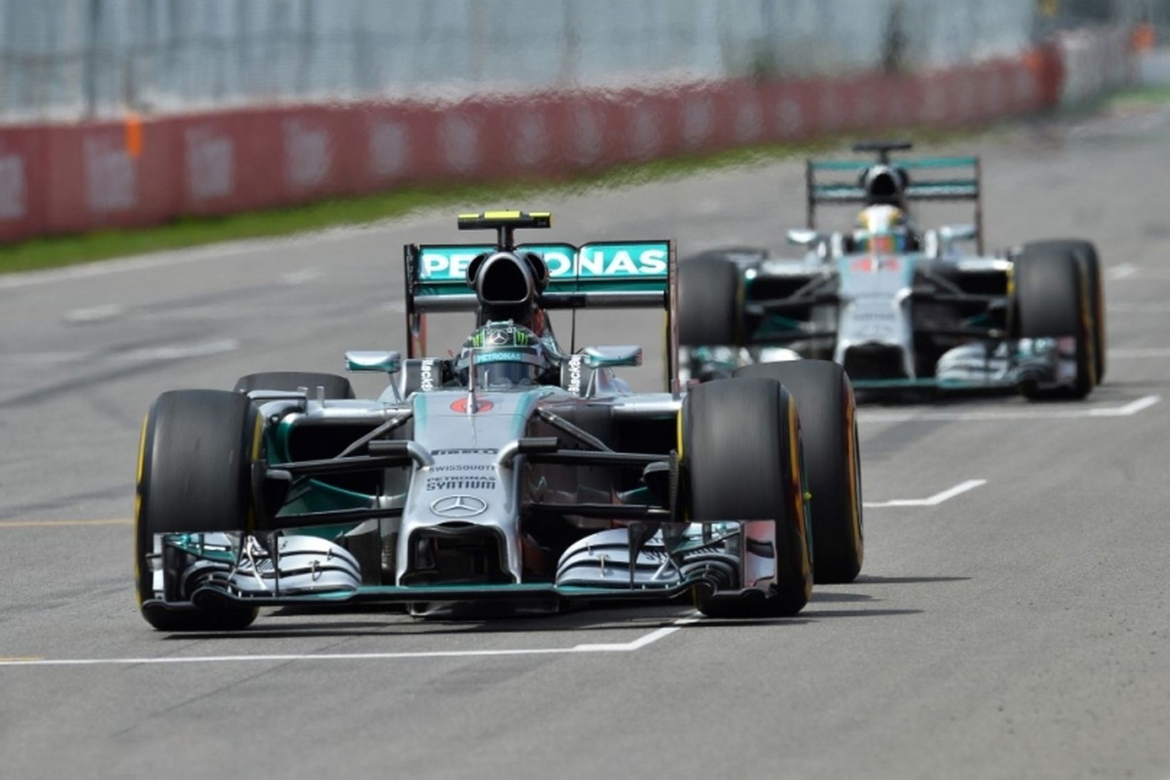 Hamilton og Rosberg í návígi.