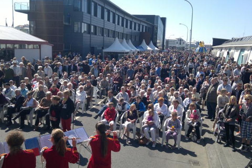 Fjöldi fólks er samankomin á Granda til að fagna sjómönnum.