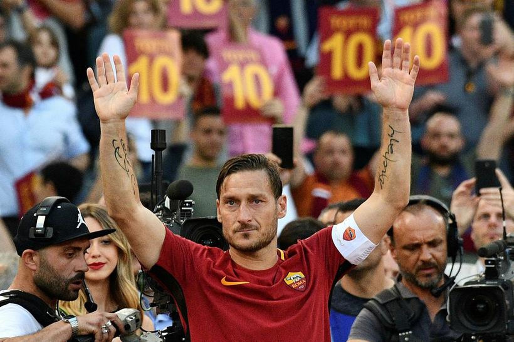 Francesco Totti veifar til stuðningsmanna Roma.