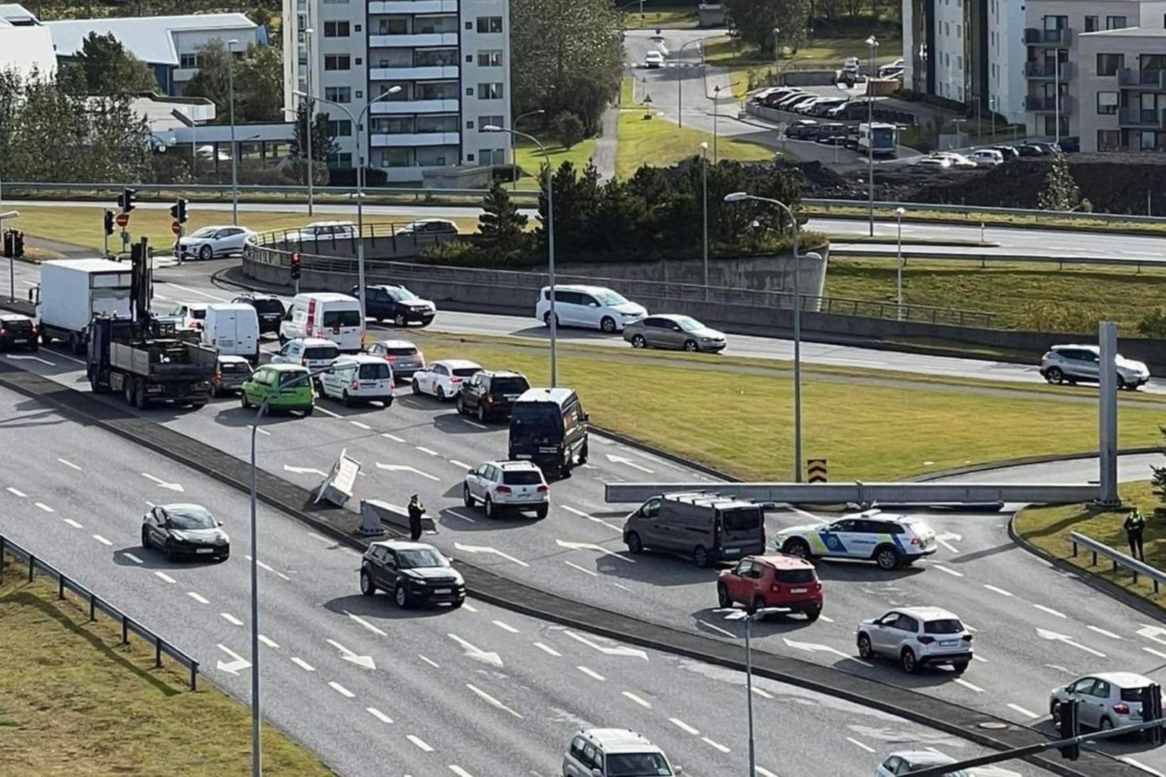 Lögreglan mætti á vettvang um hádegi þar sem skiltið lá …