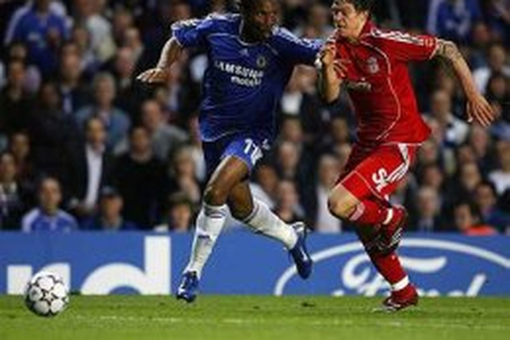 Didier Drogba í góðri gæslu hjá Dananum Daniel Agger á …