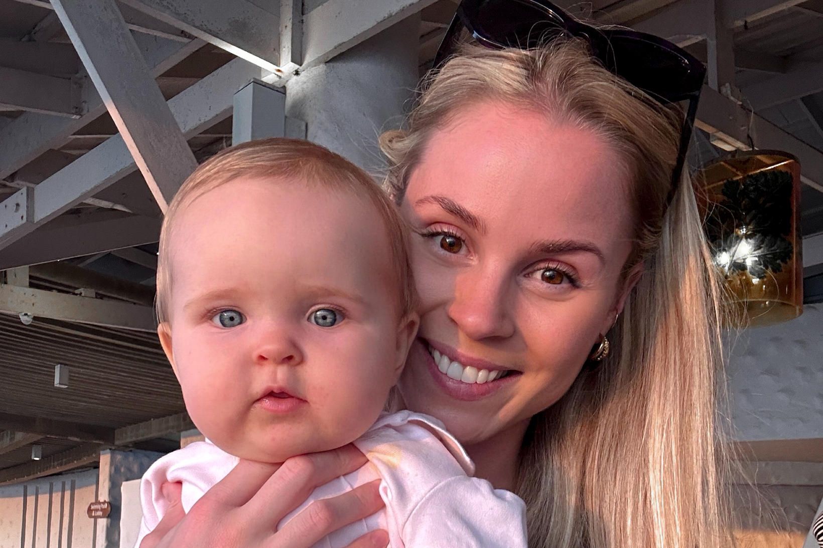 Hildur María er hér ásamt dóttur sinni.