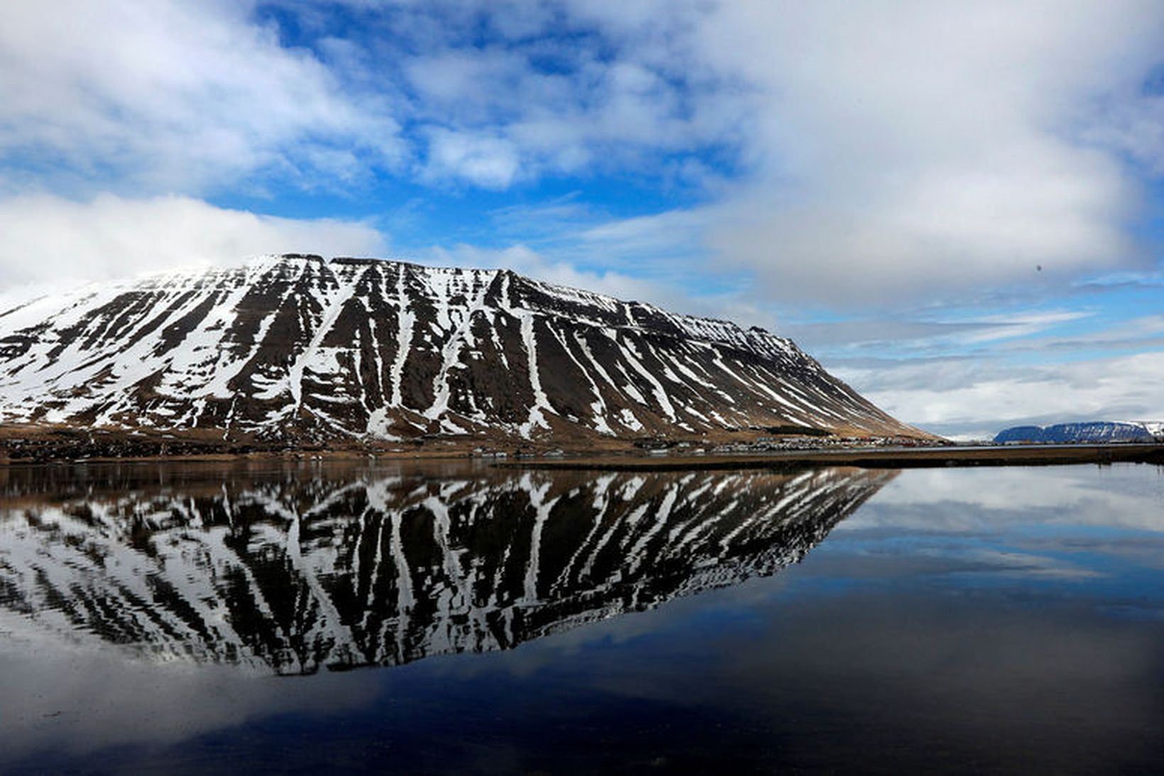 Eyrarfjall stendur við Ísafjarðarbæ.