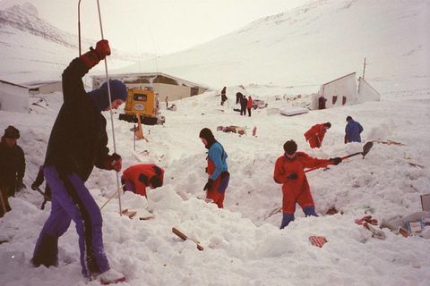 Súðvíkingar leituðu að persónulegum munum í húsarústum.