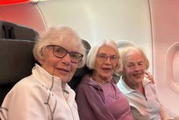 Systurnar Jóhanna, Steinunn og Valdís brostu sínu breiðasta úr flugvélasætum sínum.