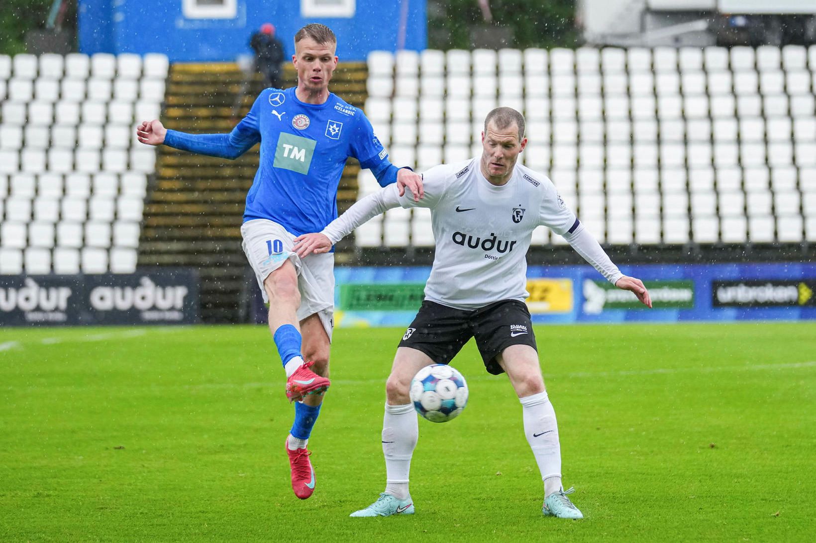 Samúel Kári Friðjónsson og Björn Daníel Sverrisson í baráttunni í …