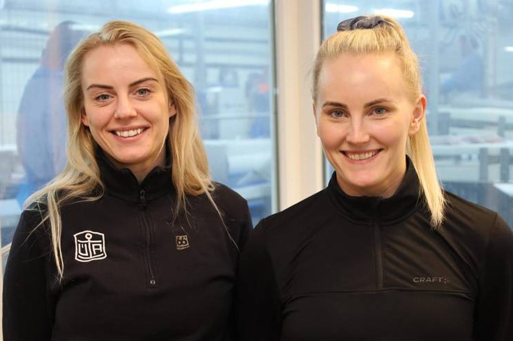 Sunneva Ósk Guðmundsdóttir, t.v. á myndinni, er framleiðslustjóri hjá ÚA …