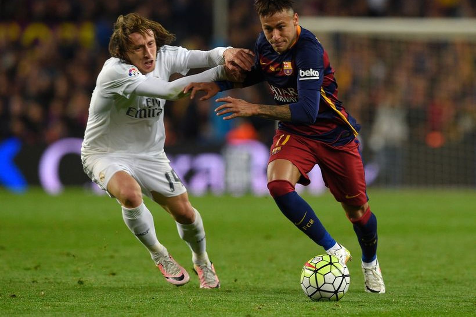 Neymar, leikmaður Barcelona í baráttu við Luka Modric, leikmann Real …
