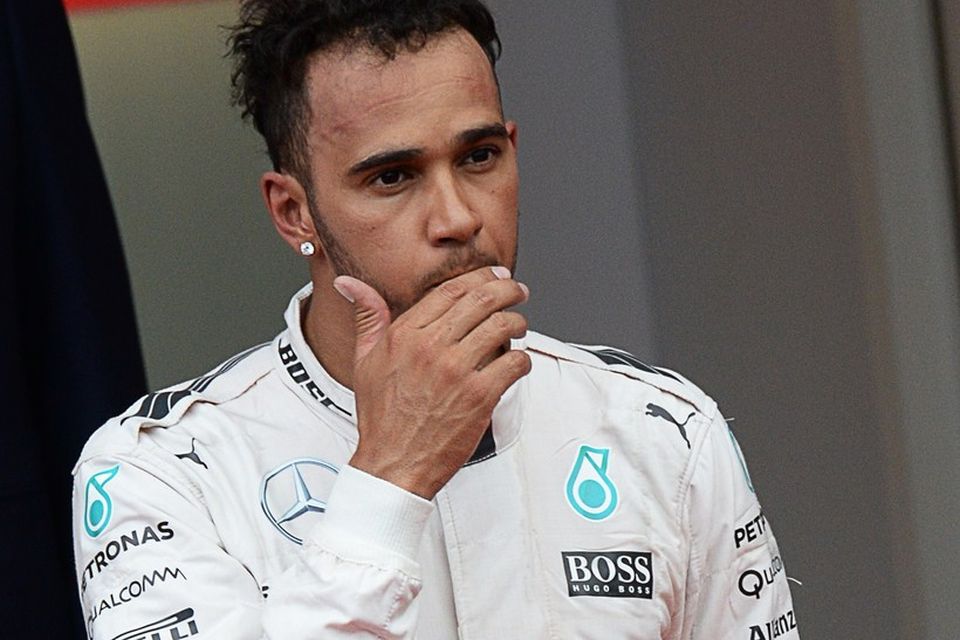 Lítið fer fyrir gleðinni í andliti Lewis Hamilton í þriðja sæti á verðlaunapallinum í Mónakó.