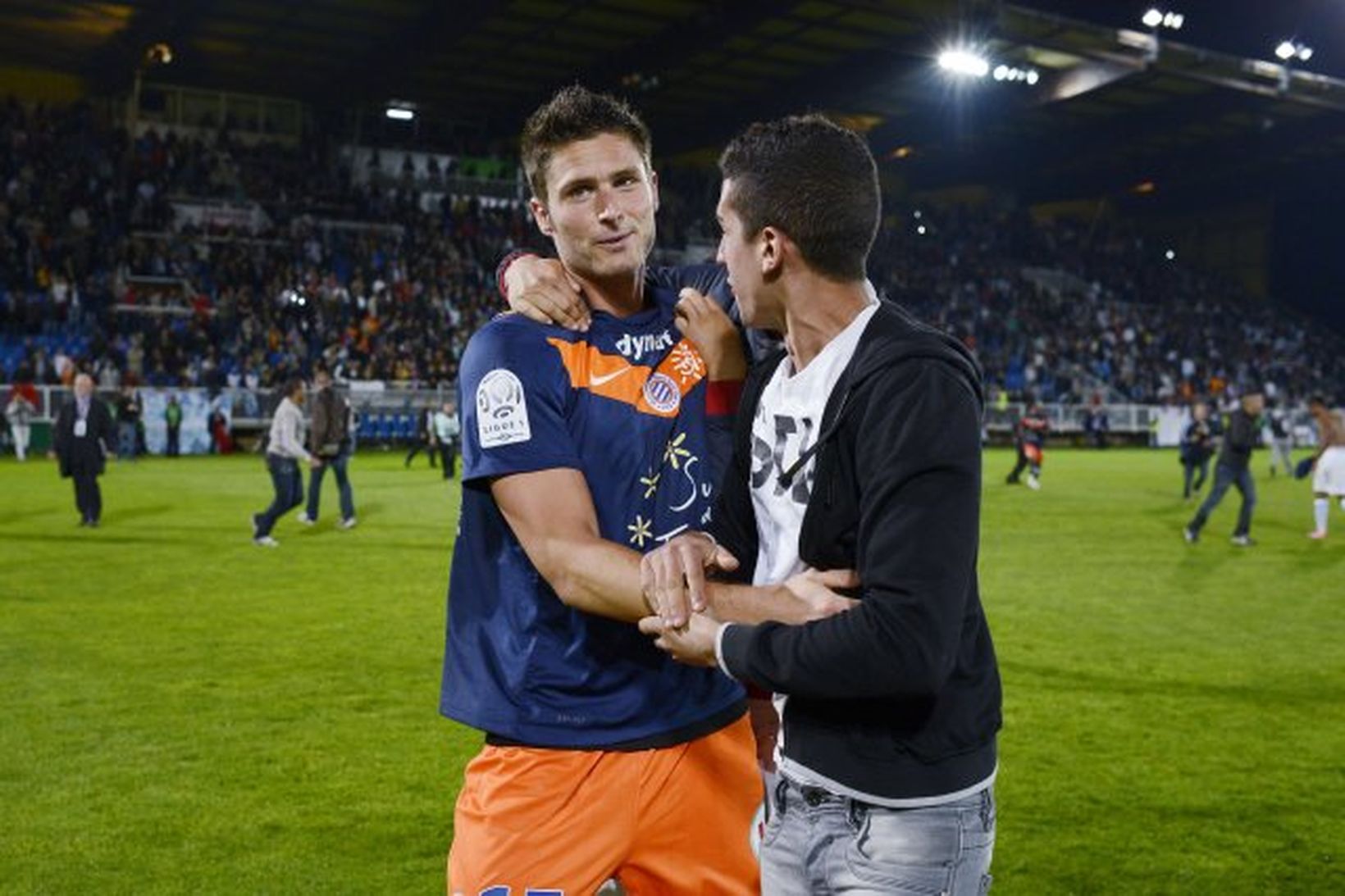 Giroud með kátum stuðningsmanni Montpellier.