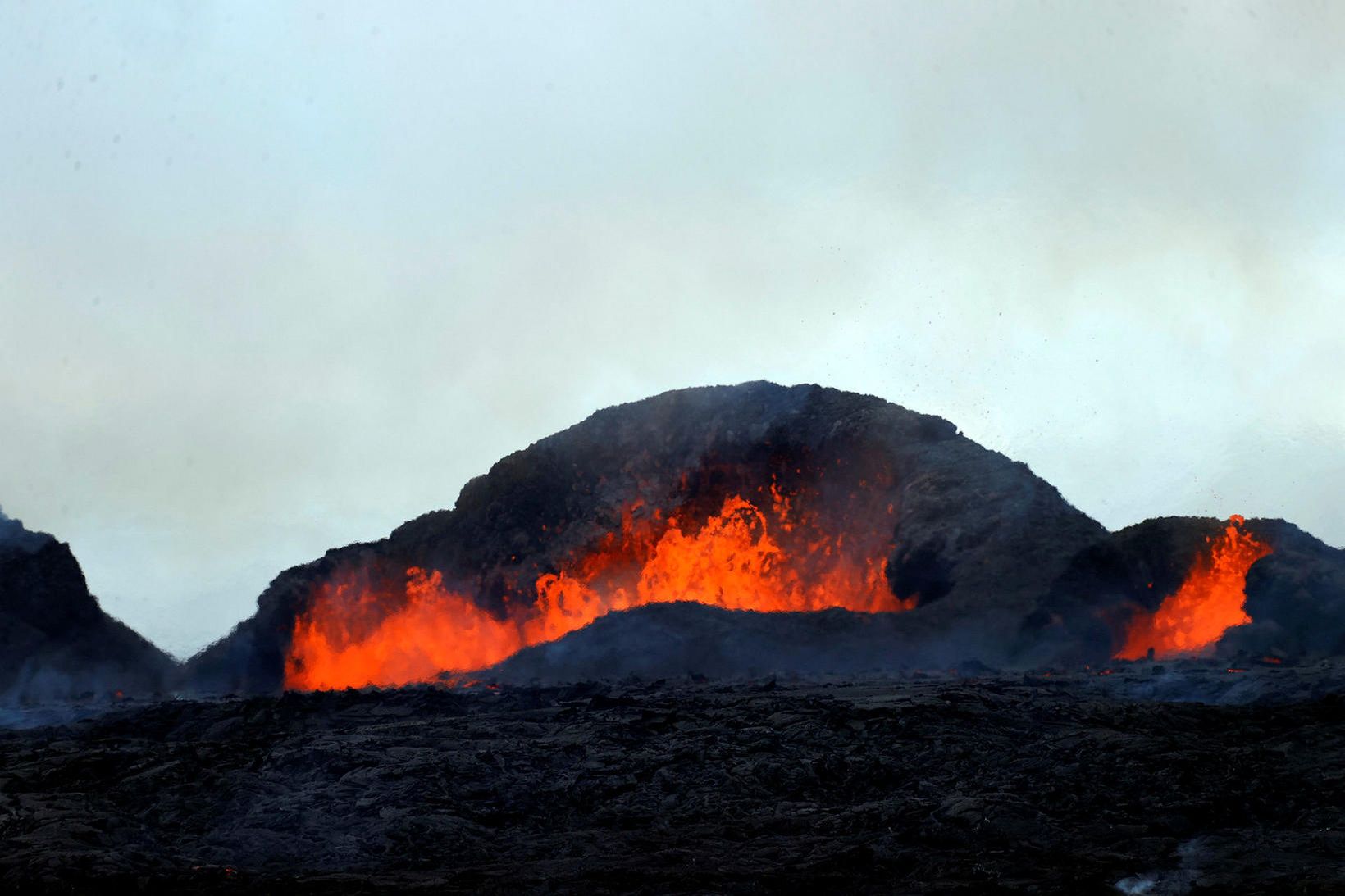 Land er tekið að rísa í Svartsengi á sama tíma …