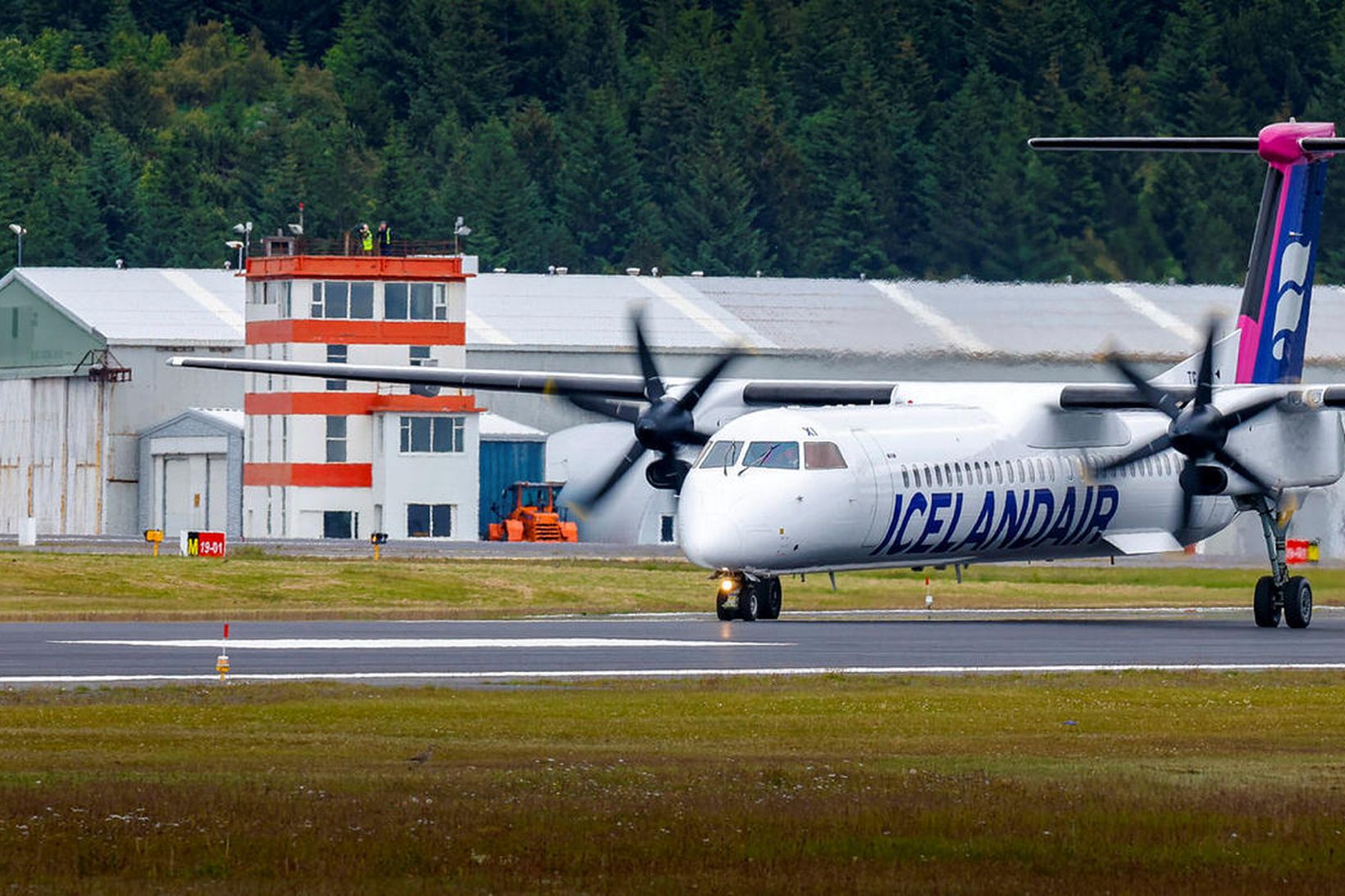 Dash-8 Q-400 í brautarakstri í Reykjavík.