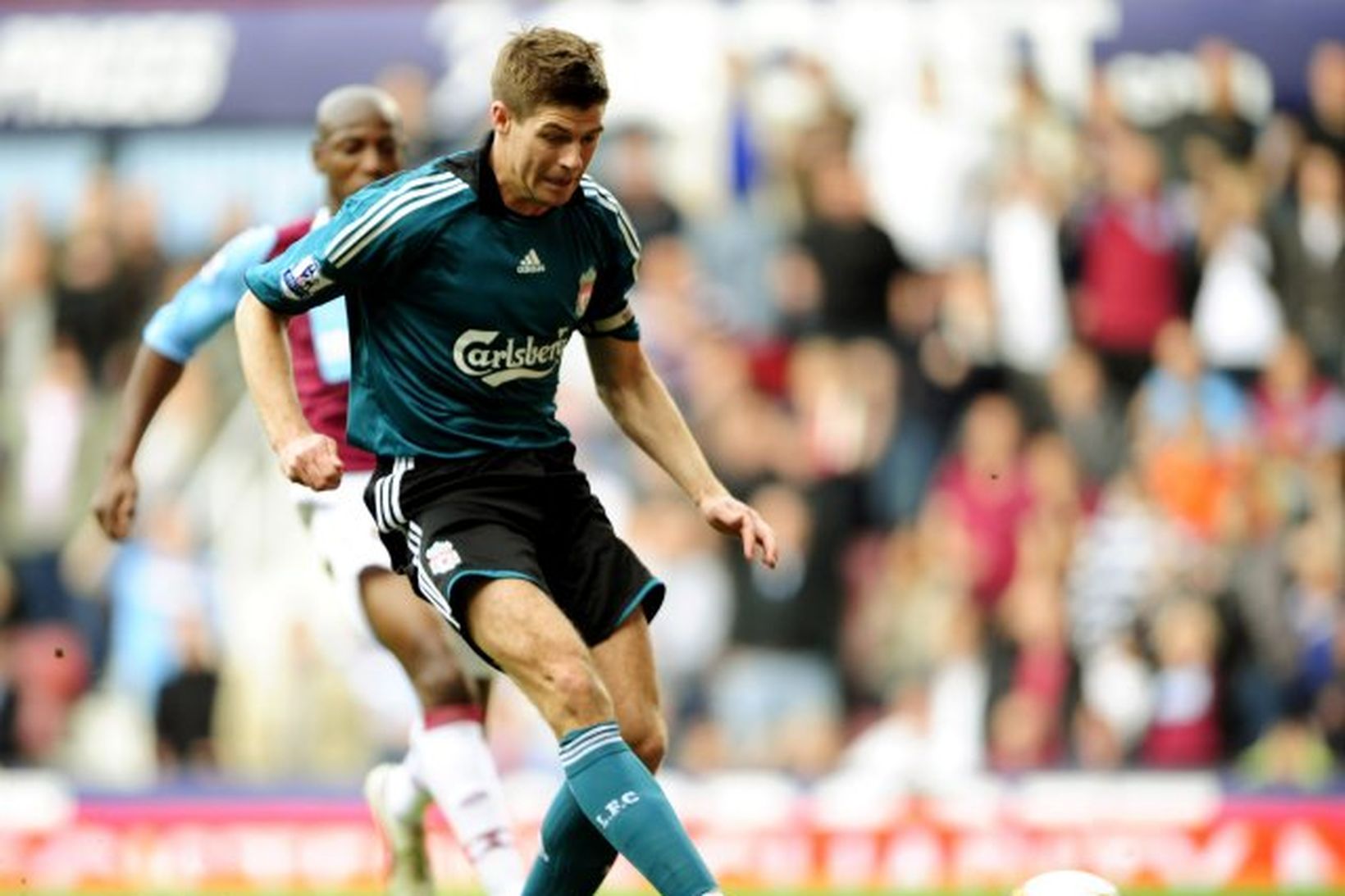 Steven Gerrard er hér að skora annað mark sitt gegn …