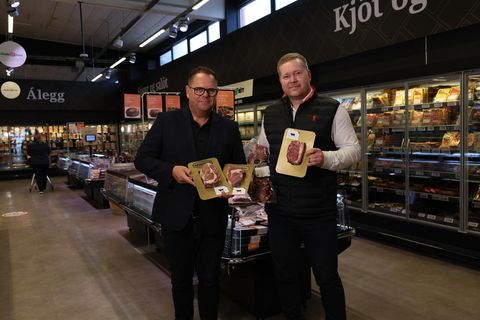 Sigurður Reynaldsson framkvæmdastjóri Hagkaups og Jón Örn Ólafsson frá Nýja undir Eyjafjöllum með Angus nautakjötið.