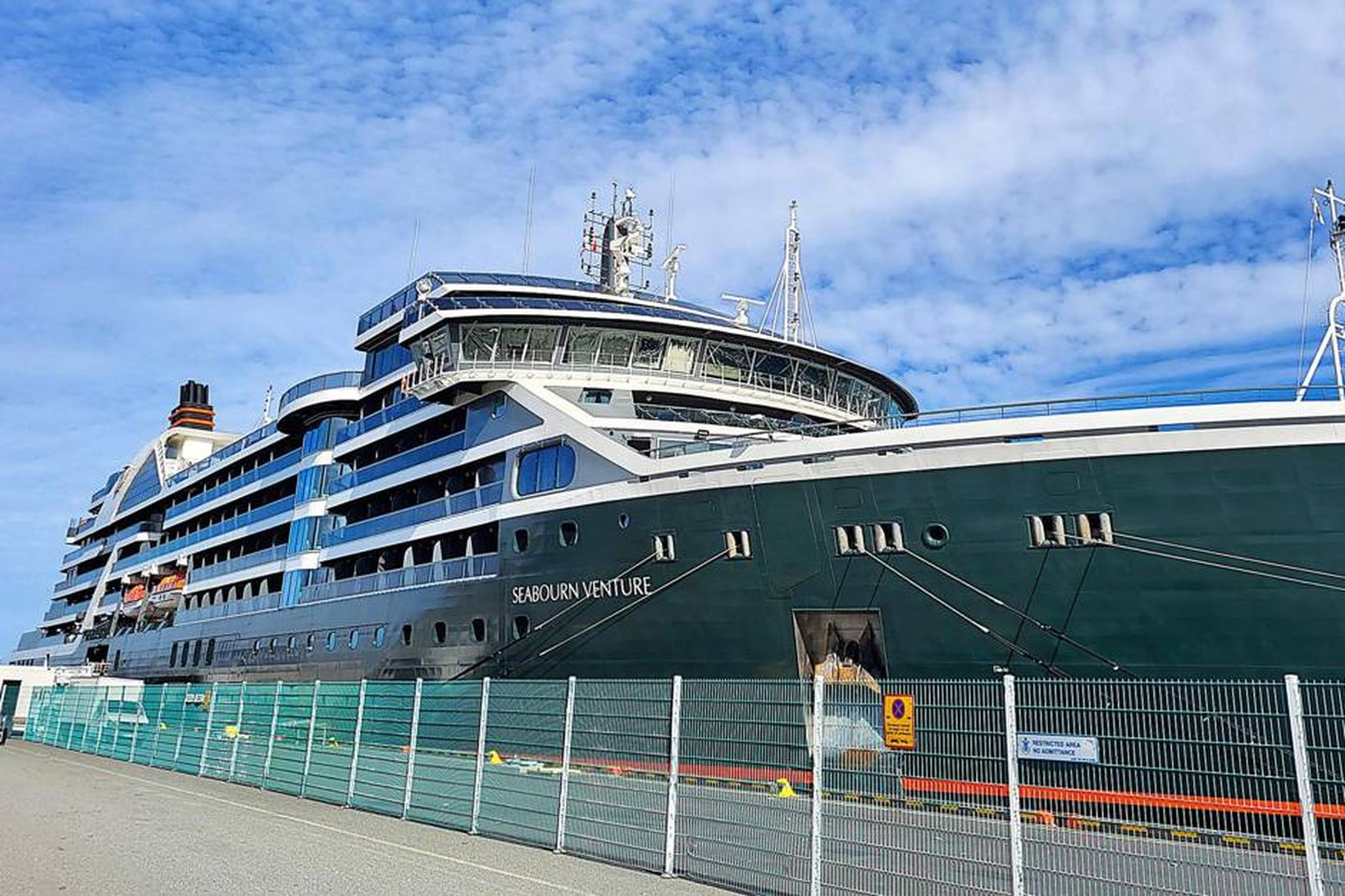 Skemmtiferðaskipið Seabourn Venture við bryggju í Reykjavík.