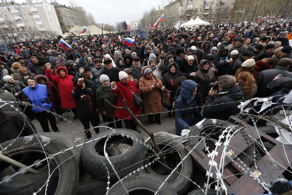 Þeir sem styðja aðgerðirnar söfnuðust fyrir utan lögreglustöðina í Donetsk.