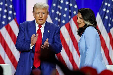 Trump og Tulsi Gabbard í ágúst síðastliðnum.