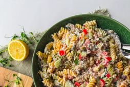 Þetta pastasalat lítur vel út og er bæði bragðgott og próteinríkt.