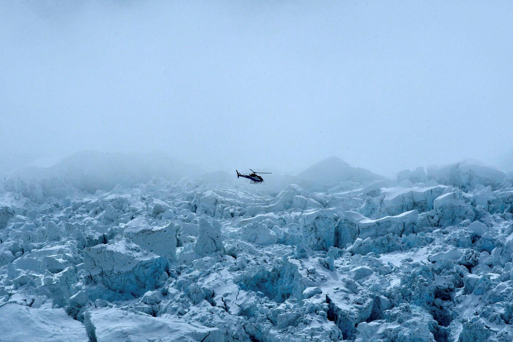 Flogið yfir Khumbu-jökul á Everest 2. maí 2021.
