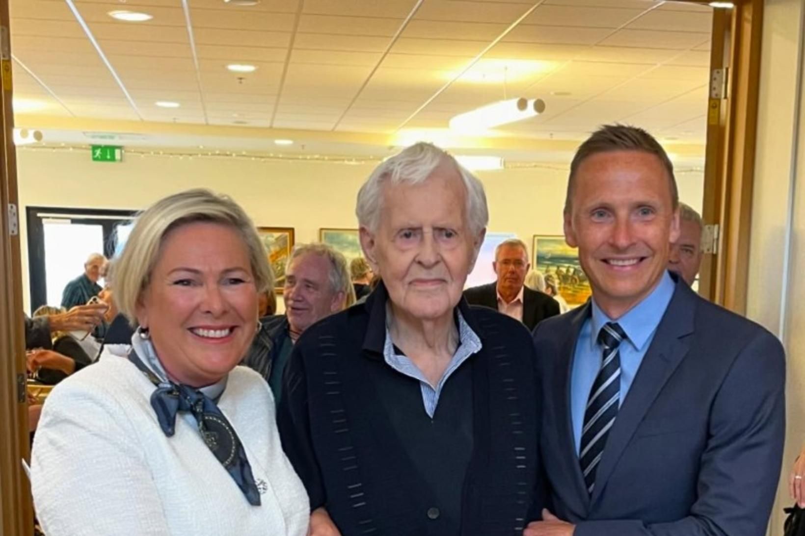 Forsetahjónin stilltu sér upp við hlið afmælisbarnsins.