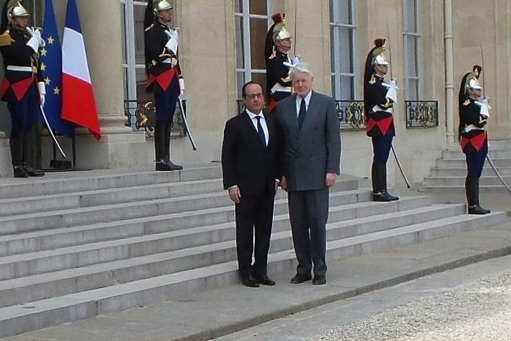 Við komu til Elysée hallar í París.