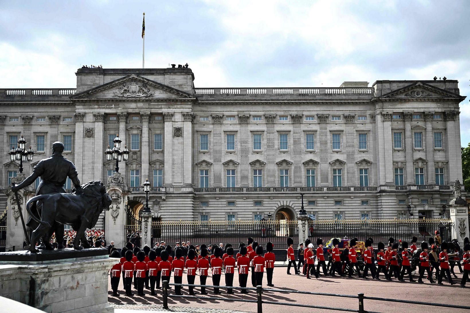 Kista drottningarinnar verður flutt frá Buckinghamhöll til Westminster Hall í …